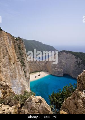 Point de vue Navagio sur l'île de Zante, en Grèce, avec des falaises spectaculaires et des eaux turquoises surplombant la célèbre Shipwreck Beach. Banque D'Images
