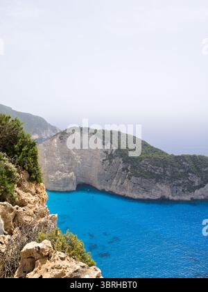 Panorama pittoresque de la côte navagio, Zante, Grèce, capturé depuis le point de vue supérieur au-dessus des falaises. Banque D'Images