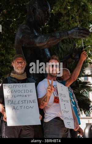 Londres, Royaume-Uni. 12 juillet 2025. Les manifestants tiennent des pancartes indiquant « je m'oppose au génocide - je soutiens l'action de la Palestine » sous la statue de Nelson Mandela sur la place du Parlement. C'était la deuxième manifestation de ce genre sur la place du Parlement organisée par le groupe de campagne Defend Our Jurys depuis que le Parlement britannique a voté pour interdire le groupe d'action directe Palestine action en tant qu'organisation terroriste à compter du 5 juillet 2025. Des manifestations similaires ont eu lieu ailleurs au Royaume-Uni. Tous les manifestants portant des pancartes ont été arrêtés en vertu de la loi de 2000 sur le terrorisme parce qu'ils étaient soupçonnés de soutenir une organisation interdite et pourraient maintenant faire face à une longue PRI Banque D'Images