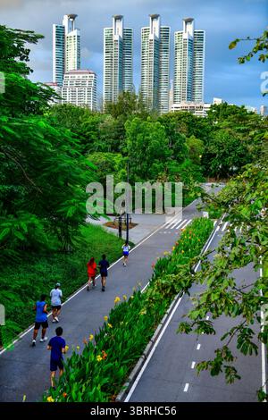 Vue en angle élevé des pistes cyclables et de jogging dans le parc Benjakitti le soir, Bangkok, Thaïlande. Banque D'Images