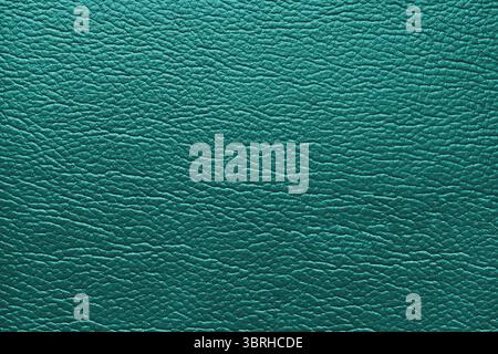 Structure brillante de cuir véritable, surface de peau naturelle avec motif de gaufrage. Cuir artificiel de couleur turquoise gros plan, texture macro. BA Banque D'Images