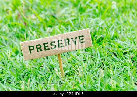 Signalisation en bois avec CONSERVES sur herbe. Objectif de conservation de la nature. Banque D'Images