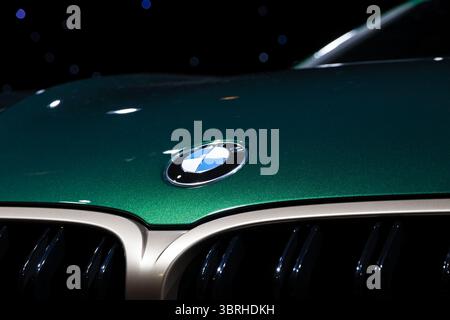 Gros plan du logo BMW sur le capot de la voiture de sport BMW M8 Competition Gran Coupe au salon de l'automobile de l'Autosalon. Bruxelles, Belgique - 9 janvier 2020. Banque D'Images
