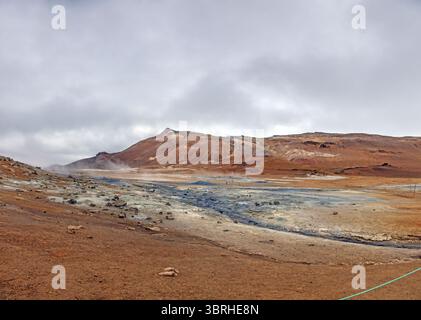 Vue panoramique de la zone géothermique de Namaskard avec des champs de soufre colorés Islande Banque D'Images