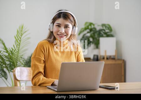 E-learning étudiant en ligne appel VDO Conférence travail à domicile avec chat télétravail discuter discuter en ligne sur ordinateur portable webcam conférence travailler avec tablette soc Banque D'Images