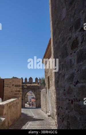 Porte en arc pointu de l'enceinte médiévale. Il a été utilisé pour donner accès à la citadelle médiévale de Trujillo, en Espagne Banque D'Images
