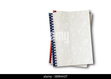 Vue de dessus de vieux fichiers en papier bloc-notes à reliure à anneaux en plastique isolés sur fond blanc avec chemin de découpage, format horizontal Banque D'Images