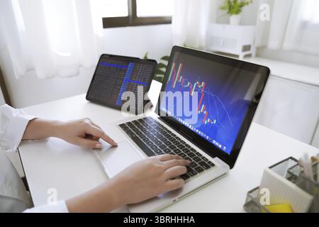 Investisseur trading de devises cryptographiques en ligne travaillent à la maison. Graphique approprié pour le forex de marché boursier ou cryptographie trading graphiques d'investissement financier Fina Banque D'Images