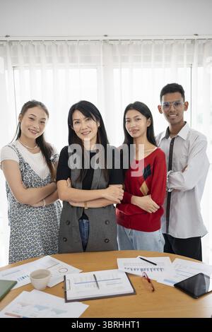 Groupe de personnes entreprises asiatiques diversité heureux collègues et sourire ensemble équipe Asie entreprise Banque D'Images