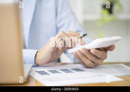 Business MAN comptable analyse des risques d'investissement. Économiser de l'argent pour le trading boursier avec calculatrice. Concept comptable Banque D'Images