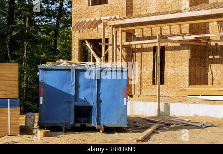 Benne à ordures, déchets de recyclage et poubelles près du nouveau site de construction de l'immeuble d'appartements Banque D'Images
