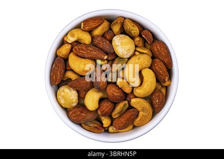 Vue de dessus de noix mélangées salées croustillantes dans un bol en céramique blanche isolé sur fond blanc avec chemin de découpage Banque D'Images