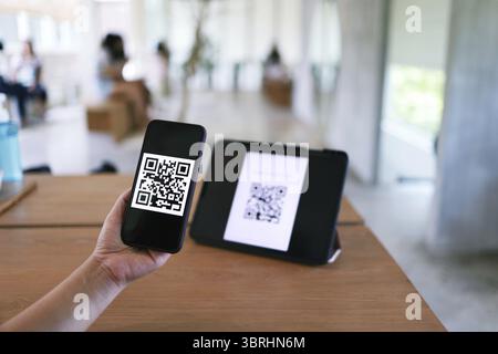 Paiement par code QR. Portefeuille électronique. Femme scannant le code QR concept de technologie d'achat en ligne cashless Banque D'Images