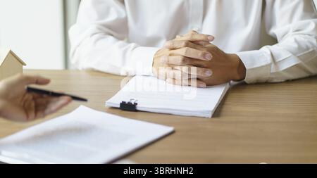 Timbre approuvé avec les gens d'affaires signant le contrat faire affaire avec le consultant immobilier assurance habitation investissement immobilier assurance immobilière Banque D'Images