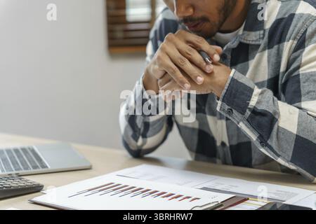 Homme d'affaires réfléchi pense au projet en ligne sérieux homme d'affaires millénaire utilisant un ordinateur portable et professionnel de démarrage d'investisseur de travail projec Banque D'Images