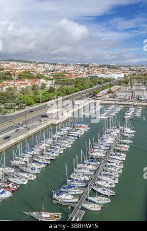 LISBONNE, PORTUGAL - 8 NOVEMBRE 2014 : vue aérienne du quai de Belem (port de plaisance de Belem) depuis le sommet du Monument des découvertes, à Lisbonne, Portugal Banque D'Images