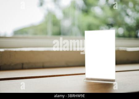 Cadre de menu debout sur la table en bois en bar restaurant café. L'emplacement pour un texte marketing promotion Banque D'Images