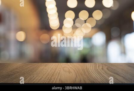 Maquette d'espace. Table en bois sombre vide devant le fond abstrait flou bokeh du restaurant. peut être utilisé pour l'affichage ou le montage de votre produ Banque D'Images