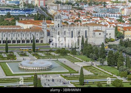 LISBONNE, PORTUGAL - 8 NOVEMBRE 2014 : vue aérienne du monastère des Jeronimos et du stade Restelo (où joue C.F. Belenenses), depuis le sommet du Banque D'Images