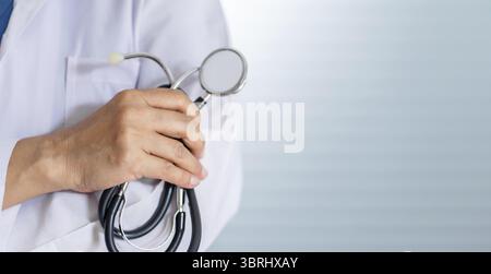 Médecin de femme asiatique senior portant des lunettes et uniforme avec stéthoscope dans la main Healthcare et concept médical Banque D'Images