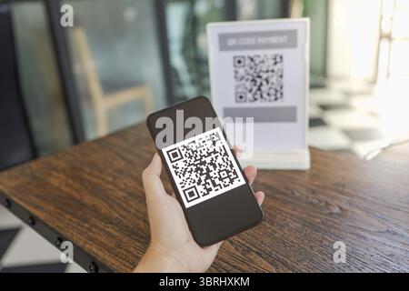 Paiement par code QR. Portefeuille électronique. Man scan tag accepté générer paiement numérique sans argent.scan QR code achat en ligne paiement sans espèces et verifica Banque D'Images