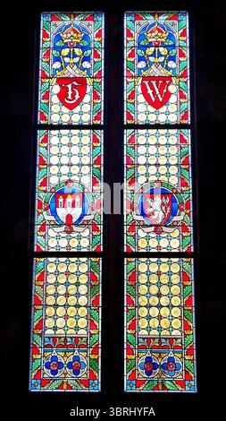 Vue verticale de vitraux multicolores antiques à l'intérieur de la Tour de poudre dans le vieux Prague, République tchèque Banque D'Images