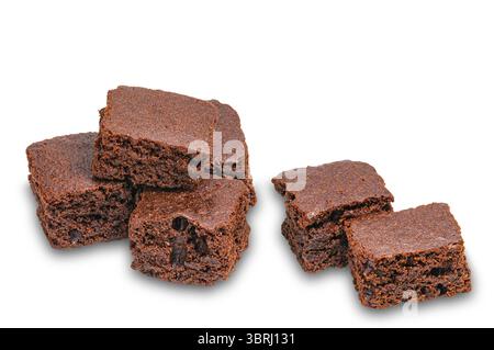 Pile de vue à angle élevé de cube de chocolat brownie sucré croustillant isolé sur fond blanc avec chemin de découpage Banque D'Images