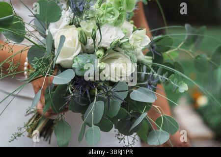 Bouquet de la mariée des fleurs vivantes de la rose, la mariée tient dans sa main Banque D'Images