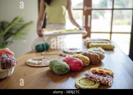 Aiguille perforée. Femme asiatique faisant tricoter Hobby à la main dans l'atelier de studio. Designer Workplace projet artisanal fait à la main concept de broderie DIY Banque D'Images
