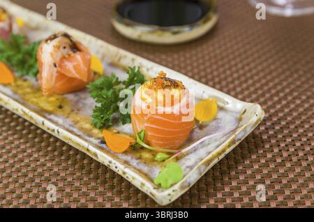 Plateau décoré avec différentes saveurs de sushi élégant. Mise au point sélective Banque D'Images