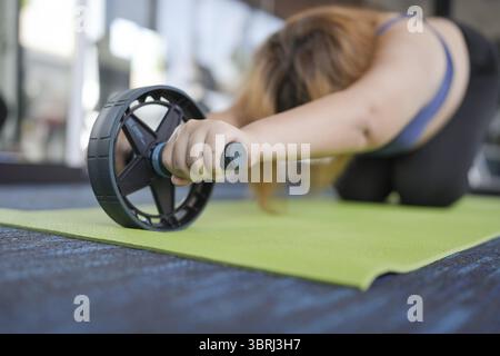 Femme en surpoids exerçant pour perdre du poids. Exercez des positions d'étirement à la maison dans le salon joyeuse Fat Woman Diet mode de vie sain Concepp Banque D'Images