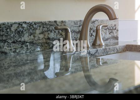 Céramique avec lavabo et robinet de bain moderne robinet compteur Banque D'Images