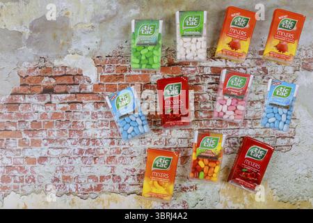 New York NY NOV 08 2019 : Variété de Tic Tac sur le client peut acheter dans les boîtes à la menthe de paquets sur fond sombre Banque D'Images