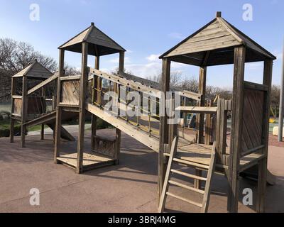 Aire de jeux pour enfants en bois vide avec toboggan dans le parc de printemps Banque D'Images