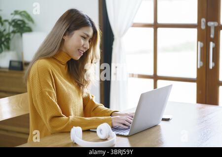 E-learning étudiant en ligne appel VDO Conférence travail à domicile avec chat télétravail discuter discuter en ligne sur ordinateur portable webcam conférence travailler avec tablette soc Banque D'Images