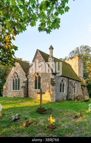 Église du 13ème siècle de St Augustine au village Kent, Snave à l'heure dorée tôt le matin. Vue extérieure, fenêtres de choir et cheminée. Banque D'Images