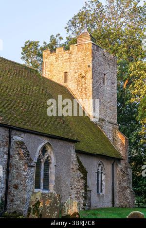Tour du XIIIe siècle de l'église St Augustin dans le village maintenant disparu de Snave sur Romney Marsh. Heure dorée tôt le matin. Ciel bleu. Banque D'Images