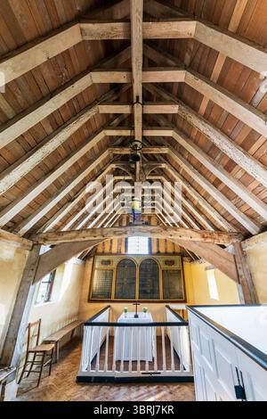Chancel et structure de toit à poteau de couronne à l'intérieur de l'église St Thomas Becket médiévale tardive, Romney Marsh. Le grand bougeoir est suspendu au toit. Banque D'Images