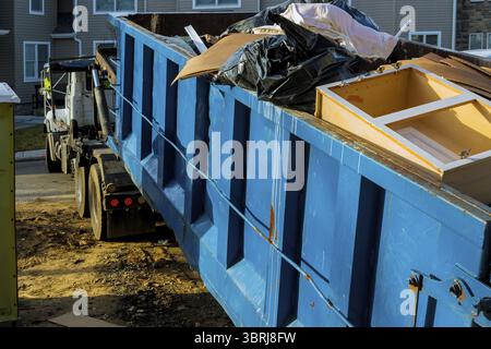 Benne à ordures, déchets de recyclage et poubelles près du nouveau site de construction de l'immeuble d'appartements Banque D'Images