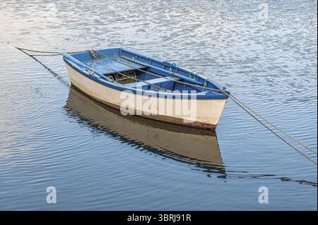 Petit bateau en bois coloré dans un port de pêche Banque D'Images