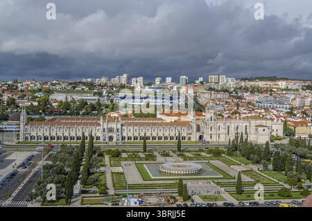 LISBONNE, PORTUGAL - 8 NOVEMBRE 2014 : vue aérienne du monastère des Jeronimos et du stade Restelo (où joue C.F. Belenenses), depuis le sommet du Banque D'Images