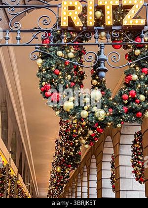 Londres, Royaume-Uni - 28 décembre 2023 : L'hôtel Ritz London présente de superbes décorations de Noël et des couronnes colorées, mettant en valeur le stre festif Banque D'Images
