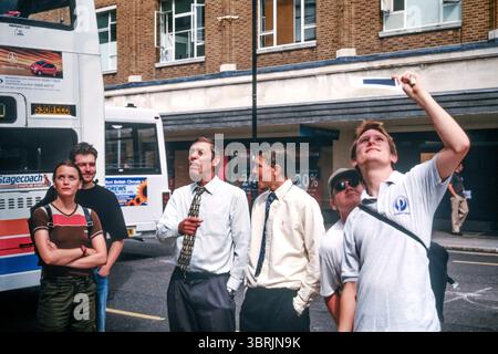 les gens se rassemblent sur le trottoir dans le centre de southsea pour assister à l'éclipse solaire totale 11 août 1999 angleterre royaume-uni Banque D'Images