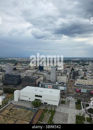 Vue sur le musuem d'art moderne et le centre commercial Wars Sawa Junior depuis le Palais de la culture et des Sciences de varsovie, en Pologne. Banque D'Images