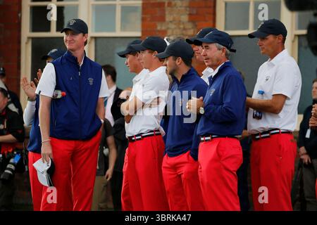 L'équipe américaine après avoir perdu la Walker Cup Bryson DeChambeau beau Hossler Lee McCoy Maverick McNealy Hunter Stewart Scott Harvey Denny McCarthy Mike McCoy Jordan Niebrugge Robby Shelton John Spider Miller USA Team Captain The Walker Cup 2015 Royal Lytham représentant Annes GC, Lancashire UK. . La Walker Cup 2015 était la 45e édition de la compétition biennale de golf amateur entre des équipes de Grande-Bretagne et d'Irlande (GB&I) et des États-Unis. Organisé du 12 au 13 septembre 2015 au Royal Lytham & St Annes Golf Club dans le Lancashire, en Angleterre, l'événement est remarquable pour la performance dominante de GB&I. Banque D'Images