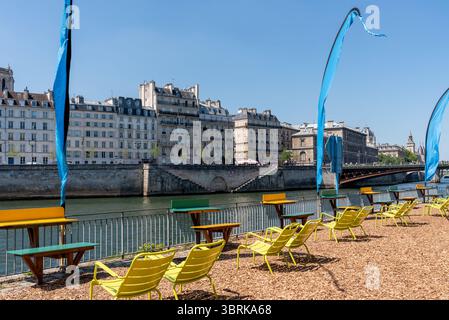 Chaises de plage vides au bord de la Seine pour Paris plage. Une plage artificielle le long de la Seine avec chaises longues, nourriture, boissons et musique Banque D'Images