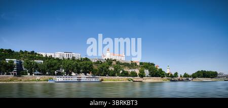 Vue panoramique sur le château de Bratislava et le Danube en Slovaquie, l'horizon de la capitale et le monument historique en Europe centrale Banque D'Images