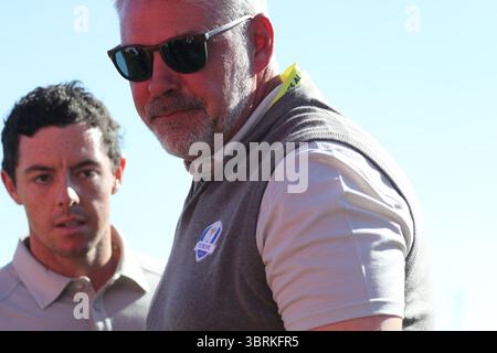 Le capitaine de l'équipe européenne Darren Clarke et Rory McIlroy le 9e samedi après-midi quatre matchs de balle à la Ryder Cup 2016 la Ryder Cup 2016 s'est déroulée du 30 septembre au 2 octobre 2016 au Hazeltine National Golf Club à Chaska, Minnesota, États-Unis. Team USA est sorti victorieux, battant Team Europe, récupérant le trophée après trois défaites consécutives et assurant sa première victoire depuis 2008. portrait visage heureux et souriant en gros plan Banque D'Images