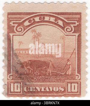 CUBA - 1905 : timbre-poste marron à 10 centavo représentant un champ de plantation de canne à sucre. Délivré par la République. Timbres re-gravés de 1899. Après la guerre hispano-américaine, l'Espagne et les États-Unis signent le traité de Paris (1898), par lequel Cuba devient un protectorat des États-Unis. Cuba a obtenu son indépendance formelle des États-Unis le 20 mai 1902. En vertu de la nouvelle constitution cubaine, les États-Unis conservent le droit d'intervenir dans les affaires cubaines et de superviser ses finances et ses relations extérieures. En vertu de l'amendement Platt, les États-Unis louent la base navale de Guantánamo Bay Banque D'Images