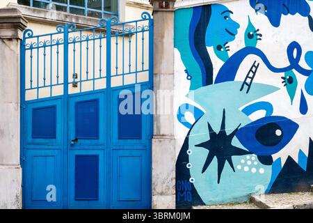 Lisbonne, Portugal - 15 mai 2025 : portail bleu coloré et mual saluer tous Banque D'Images